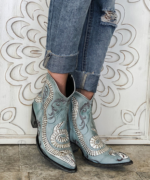 The Old Gringo Snake Zipper Boots are a one in a million design! 
The super soft Nilo Blue leather is decorated with scroll embroidery and studded snake designs. 
