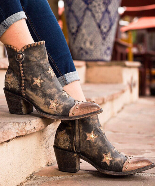 Be the star of the show with this stunning spring/summer style from Old Gringo...with a signature singing toe/heel this little boot is fashioned for a day of shopping, lunch with your friends or a night out on the town...whatever your needs this little Glamis boot fits the occasion.

Rustic Beige/Blk Leather ankle boots with Metallic Gold Star Fabric inserts
Inside Zip 
Glitter star inserts
Leather lining
Leather sole
Heel 2 1/4"
Toe Sintino
Heel Sintino