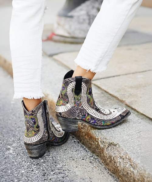 The Old Gringo Snake Zipper Boots are a one in a million design! 

This fashion forward snake print Capre Diamant leather is decorated with scroll embroidery and studded snake designs. 

Sizzle with style in these Old Gringo Booties!

Measurements:

Shaft Height - 7"
Heel Height - 2.5" (Sintino)
Toe - Round Pointed (Sintino)
Standard Width