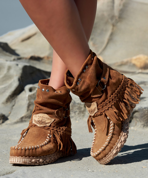 Rocket is our boot dominated by fringes and studs sewn and inserted by hand. it is mainly characterized by the flap and its stone-wash treatment that gives it a unique vintage effect.

Available in the warm and natural Carmel Mou color this boot suitable for all occasions.

 

Internal wedge 2 3/4"

Handmade seams

Vintage Treatment

Details inserted by hand

Metal details 100% nickel-free

Leather details

100% Calfskin

Made in Italy