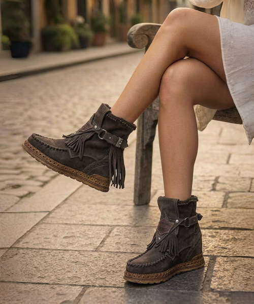 Our Vision moccasin-style boot features a plain over-the-knee bootleg, 2 3/4" hidden wedge, a cool ankle strap and the typical thick handmade stitching on the instep, distinctive feature of El Vaquero brand. Its simplicity gives the Vision boot a timeless elegance. Finished with the renowned Silverstone wash, a milestone of El Vaquero brand, that enhances every shade of leather, showcasing the most intense colors and making each boot unique in its kind.

Hidden wedge 2 3/4"
Vintage Treatment
100% Calf suede
Handmade Stitching
Hand-inserted details
Metal details 100% nickel-free
Rubber sole
Made in Italy