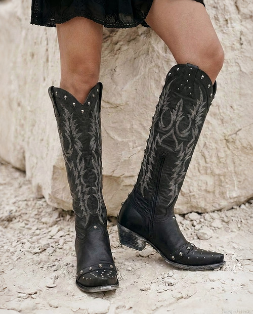 YOU’RE GONNA LOVE THESE BEAUTIES TO THE MOON AND BACK!

Strut on to the scene looking high-fashion and well-heeled! This super-chic silhouette has a taller mid-calf shaft and a high heel that gives them an elevated (literally), elegant vibe. The gorgeous mahogany hued leather is complemented by contrast stitching and crisp cream inlay of a twangy longhorn accompanied by the moon and stars.
toe: snip
heel: 9964 heel 
shaft height: 10"
leather: leather
features: inlay, stitching