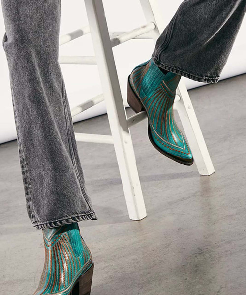 Old Gringo™ Quincy feature a classic style western boot with pull on tabs and a chunky heel, embroidered design throughout and a gold toe lining.
Upper made from leather and textile material.
Lining and insole made of leather material.
Heel Height: 2.5"
Shaft: 6"