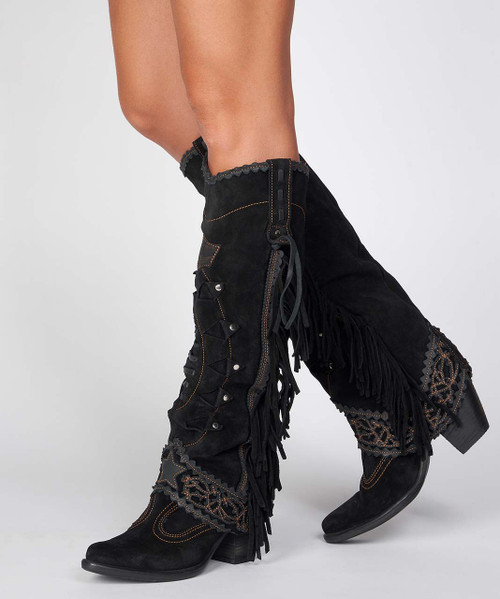 The most striking feature of our Katherine boot is the incredible attention to details. This pointed toe model features a 2 3/4" heel, side fringes and leather patterns and motifs around the ankle. Featuring carvings on the shaft with the addition of metallic elements, this western-style boot is then finished with the vintage treatment that gives wonderful shades to the leather. Available in this Carbon Silverstone color dreaming of amazing destinations around the world has never been easier.
