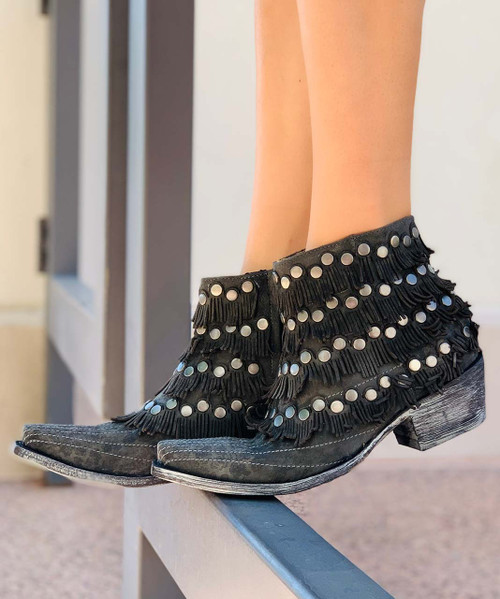 Studded and fringed Grey Leopardito leather boots from Old Gringo stake a definitive claim to your own brand of style.

 

Just when you thought they couldn't get any better we are adding this spirited, studded and just plain fun Medusa boot in one of our favorite leathers the Charcoal Grey Leopardito.
 

Embellished in studs and fringe you won't find another pair that are this stinkin' cute!!!!
 

Short and sassy fringe.
 

Nail head studs
 

Distressed vintage finish
 

Side zip. 
 

6" Shaft
 

Snip Toe
 

1-3/4" heel.