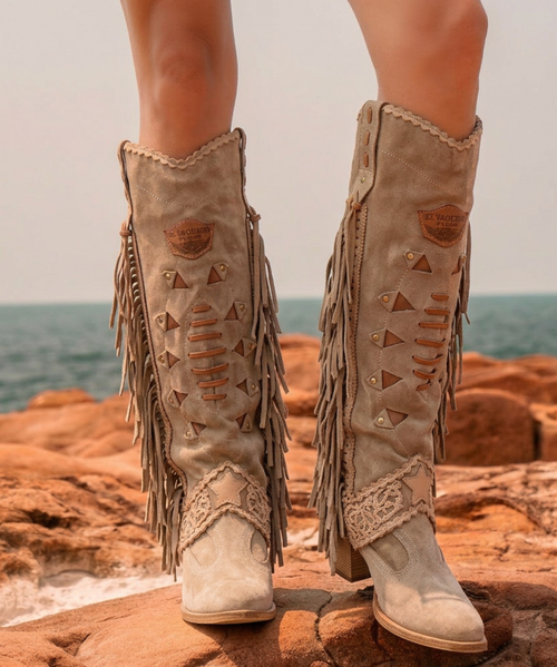 With her bohemian soul, Arya is designed to break the most artistic hearts. 
The vintage look of Arya is achieved thanks to our special treatment that allows you to create a unique style for every pair made. Available in this gorgeous Carbon Black leather that makes the boot suitable for any outfit.