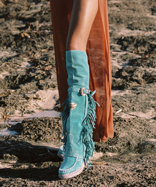 The Coleen is a must-have in the wardrobe of every loyal customer of our brand. This boot featuring an over the knee fit has a reinforced shaft that ensures its stability over time and the typical handmade stitching on the instep, distinctive feature of El Vaquero brand. Scratched and washed with our feature aging technique called “Silverstone” which creates amazing color fluctuations and shades on the suede leather, defining the unique character of our boots.
