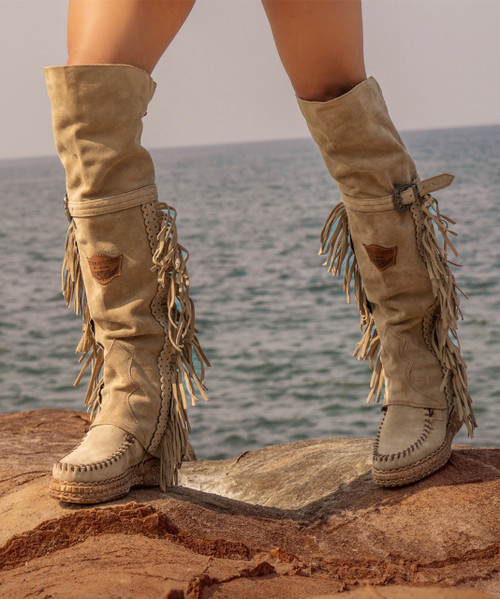 Coleen allows you to explore the world without worrying. Its combination of prime quality calf leather and vegetable tanned cowhide guarantees maximum comfort. 

Our vintage treatment, together with hand-stitched raw laces, give this boot a unique touch complemented by indomitable fringes and an elegant side buckle.

