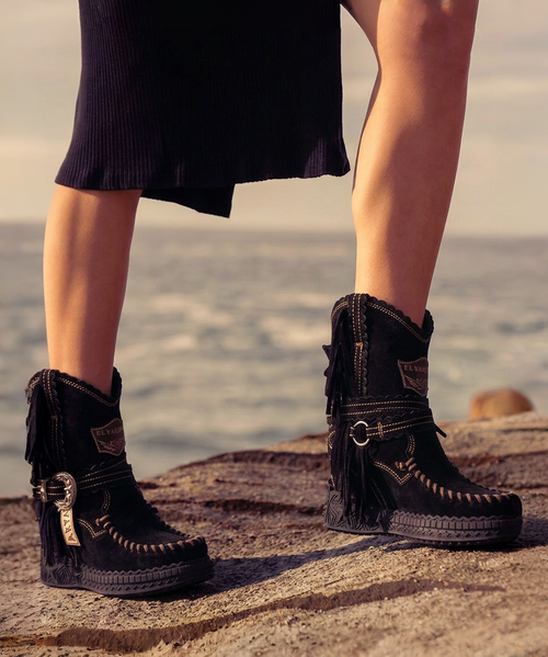 With her bohemian soul, Arya is designed to break the most artistic hearts. 
The vintage look of Arya is achieved thanks to our special treatment that allows you to create a unique style for every pair made. Available in this gorgeous Carbon Black leather that makes the boot suitable for any outfit.