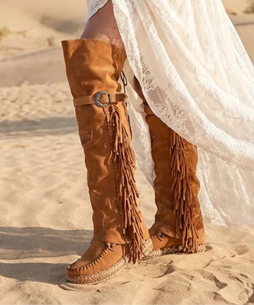 The Billie mid-calf boot by El Vaquero is where free-spirited style meets artisanal craftsmanship. Designed with a comfortable 2 ¾" hidden internal wedge, Billie delivers effortless lift while keeping all-day wearability front and center.

Soft, flowing fringe, beautifully crafted leather side tabs, and the brand’s signature thick hand-stitched toecaps create a look that’s both iconic and unmistakably El Vaquero. Finished in the celebrated Silverstone wash, this boot reveals rich, dimensional color variations that enhance every nuance of the suede—ensuring no two pairs are ever exactly alike.

Vintage-treated 100% calf suede, meticulous handcrafted stitching, and refined metallic accents come together for a timeless yet edgy silhouette that transitions seamlessly from everyday wear to elevated boho styling.

Details:

2 ¾" hidden internal wedge

Vintage treatment

100% calf suede

Handcrafted stitching

100% nickel-free metallic details

Rubber sole