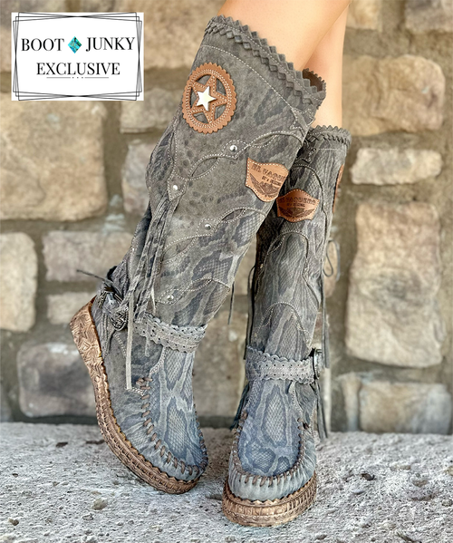 The Mirea boot is a must-have in the wardrobe of every loyal customer of El Vaquero brand. This double layered boot features the typical handmade stitching, riveted detailing throughout and an elegant overall look. Inspired by the beautiful livery of Rattle snakes and pythons, this new and amazing washed snake-printed suede.