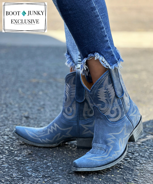 Adding to the ever-popular collection of Nevada boots we offer a soon to be favorite in a gorgeous vintage Azul Blue color way which is a Boot Junky exclusive...these boots bond the time-honored art of handmade boots with a contemporary flair for fashion. 