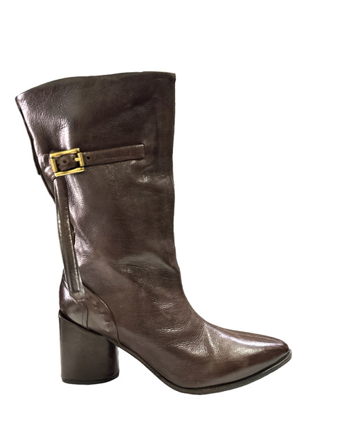 Start any outfit off right with the stylish Ebby from A.S.98. The pointed toe, buckle detail and leather molding at the heel gives this sleek boot a minimalist western vibe.

DETAILS

Leather Upper 
Leather Lining 
Rubber Sole 
2.5" Heel 
9" Shaft Height 
13" Shaft Circumference 
Measurements taken from size 37 
Made In Europe 