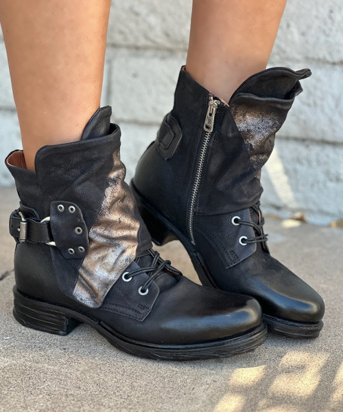 The A.S.98 Sebby Nero/Argento offers a burnished leather overlay with a pop of metallic color, an O-ring, and a bold silver buckle.
 

DETAILS
Leather Upper
Rubber Sole
1.25" Heel
6" Shaft Height
11" Shaft Circumference
Measurements are taken from a size 37
Made in Europe