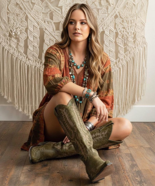The Old Gringo Mayra Boots are SO on trend. These aren't just cowgirl boots; these are fabulous fashion boots. Handcrafted in Leon, Mexico with gorgeous, distressed Military Green vesuvio leather and accented with cream embroidery.