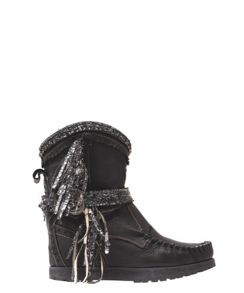 With her bohemian soul, Arya is designed to break the most artistic hearts. 

The vintage look of Arya is achieved thanks to our special treatment that allows you to create a unique style for every pair made. 

2 3/4" Internal wedge 

Leather logo tag

Stitching details

Unlined

Rubber sole

Made in Italy