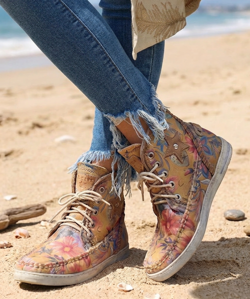 This wedgeless boot is a true gem of the El Vaquero collection. Created in this amazing hand-made dyed cow leather, a delicate balance of colors and tones that gives the item a lived-in look and an unprecedented vintage effect, typical of El Vaquero brand.
