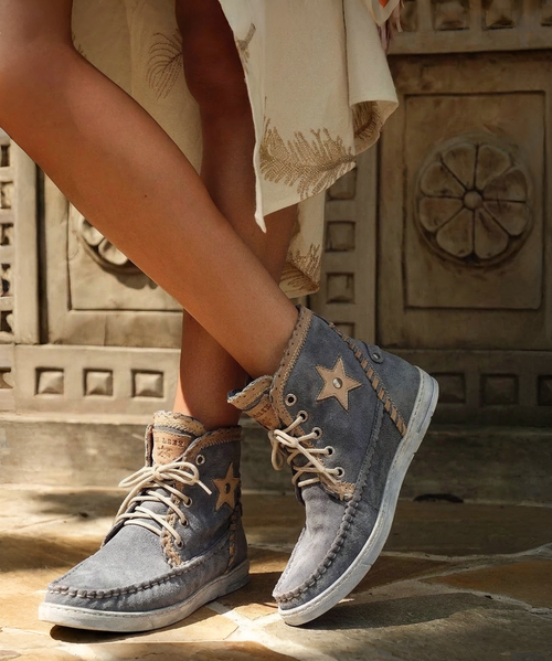This wedgeless boot is a true gem of the El Vaquero collection. Created in this amazing hand-made dyed cow leather, a delicate balance of colors and tones that gives the item a lived-in look and an unprecedented vintage effect, typical of El Vaquero brand.