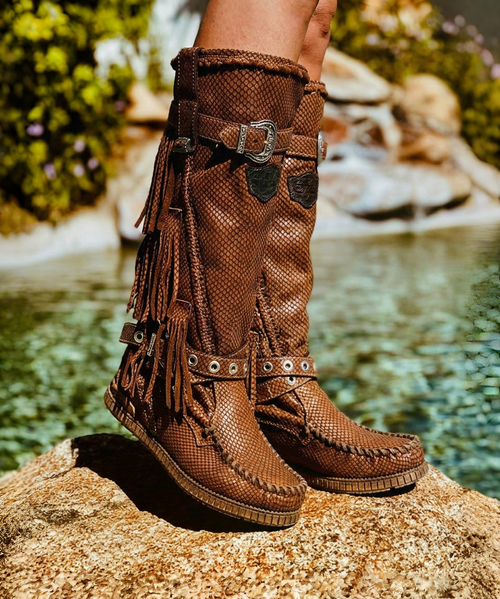 Jade a perfect creation of the moccasin boot suitable for any type of occasion. Available in this beautiful deep rich Silverstone Truffle with hand-placed details in leather, which makes this boot bright. Thanks to its internal wedge Jade is very comfortable, suitable for those who want to travel! 
