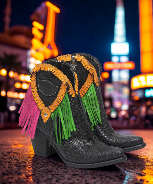 Kaley is our elegant Texan boot featuring laminated leather and beautiful contrasting black fringes and details. With its2 3/4" high heel and bright colour this pointed-toe boot is perfect for the most elegant occasions. 