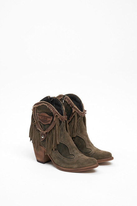 Kaley is our elegant Texan boot featuring the signature silverstone leather and with its 2 3/4" high heel and bright colour this pointed-toe boot is perfect for the most elegant occasions. 

DETAILS

Handmade stitching
Hand-inserted details
Metal details 100% nickel-free
Leather details
Made in Italy