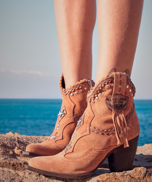 Our Vision moccasin-style boot features a plain over-the-knee bootleg, 2 3/4" hidden wedge, a cool ankle strap and the typical thick handmade stitching on the instep, distinctive feature of El Vaquero brand. Its simplicity gives the Vision boot a timeless elegance. Finished with the renowned Silverstone wash, a milestone of El Vaquero brand, that enhances every shade of leather, showcasing the most intense colors and making each boot unique in its kind.

Hidden wedge 2 3/4"
Vintage Treatment
100% Calf suede
Handmade Stitching
Hand-inserted details
Metal details 100% nickel-free
Rubber sole
Made in Italy