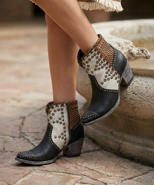 At Old Gringo, there is a passion for our product, for fashion and for always being one step ahead of the rest. We see beyond traditional style and work tirelessly to develop handcrafted pieces that combine classic western charm with contemporary edge. Each handmade piece is its own experience, with a unique personality that is sure to inspire and spark conversation among friends and strangers alike.

Model: L601-67

Color: Cobra/Camel

Toe: Sintino

Heel: Sintino

Shaft Height: 18"

Leather: Cobra