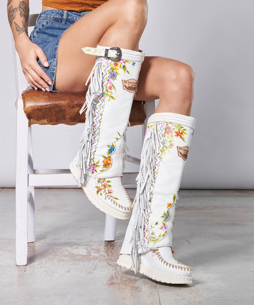 The Joleen style features an under the knee fit with a reinforced shaft that ensures its stability over time and the typical handmade stitching on the instep, distinctive feature of El Vaquero brand. Featuring an elegant and unbelievable soft white calf with hand-painted flowery details. 

Hidden wedge 2 3/4"
Vintage Treatment
100% Cowhide leather
Handmade Stitching
Hand-painted details
Metal details 100% nickel-free
Rubber sole
Made in Italy