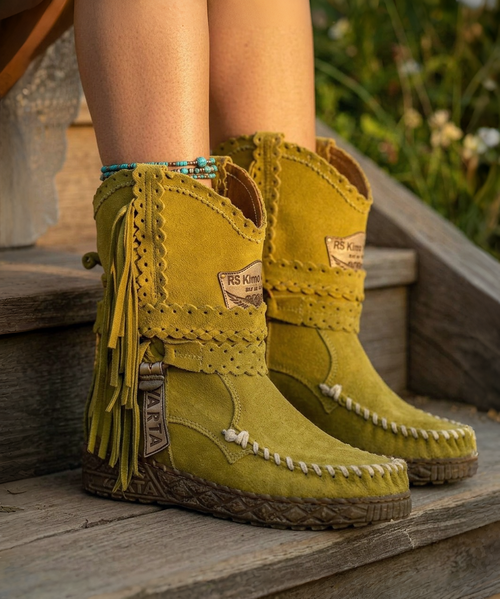 Our Vision moccasin-style boot features a plain over-the-knee bootleg, 2 3/4" hidden wedge, a cool ankle strap and the typical thick handmade stitching on the instep, distinctive feature of El Vaquero brand. Its simplicity gives the Vision boot a timeless elegance. Finished with the renowned Silverstone wash, a milestone of El Vaquero brand, that enhances every shade of leather, showcasing the most intense colors and making each boot unique in its kind.

Hidden wedge 2 3/4"
Vintage Treatment
100% Calf suede
Handmade Stitching
Hand-inserted details
Metal details 100% nickel-free
Rubber sole
Made in Italy