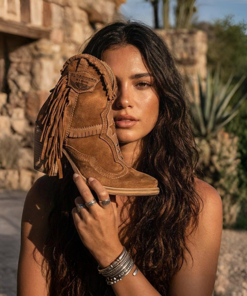 Our Katelyn pointed toe boot is adorned with eye-catching silver metal details that create contrasting tones with the leather.

Featuring side fringes, a thick 7 cm high heel and a western style which is impossible to resist. 