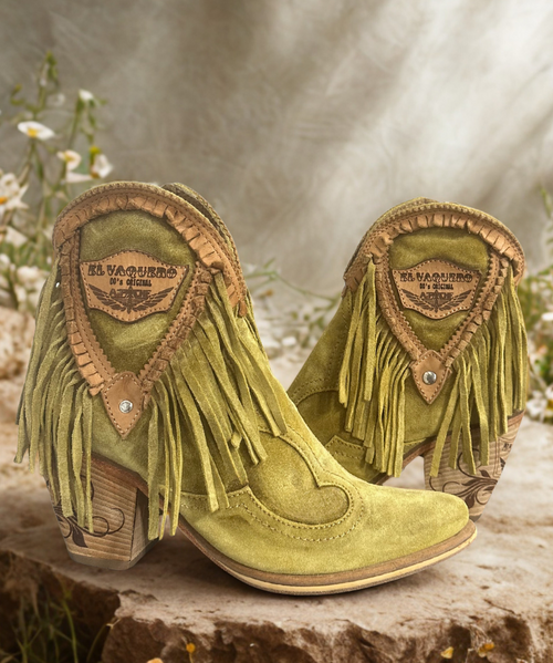 Kaley is our elegant Texan boot featuring the signature silverstone leather and with its 2 3/4" high heel and bright colour this pointed-toe boot is perfect for the most elegant occasions. 

DETAILS

Handmade stitching
Hand-inserted details
Metal details 100% nickel-free
Leather details
Made in Italy