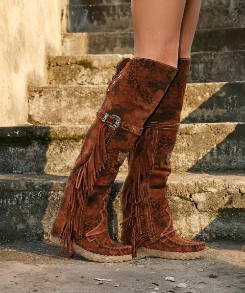 Icon and symbol par excellence of the brand, Arya has defined the most recent history of El Vaquero becoming the main character in its tale of freedom and wild spirit. Crafted with impeccable quality and the utmost attention to detail, Arya is characterized by the typical hand-sewn stitching, side fringes and metal details. Finished with the famous Silverstone wash, a cornerstone of the El Vaquero brand, which enhances every nuance of the leather in its most intense colors and makes each boot different and one of a kind.

2 3/4" internal wedge
Vintage treatment
100% Calf Suede
Handcrafted stitching
Metallic details 100% nickel free
Rubber sole