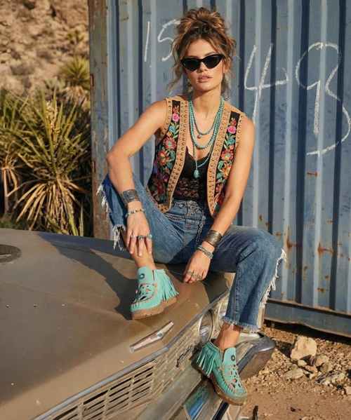 Note - Custom Order sizes due to arrive 60-90 days from order date. 

Bella is the new moccasin shoe from El Vaquero, combining everyday comfort and authentic artisanal style. Featuring cutouts on the upper, fringed backing, and hand-stitched seams, it offers a soft footbed and a rubber sole for a sophisticated, boho look. Crafted from this suede calfskin with a vintage finish, enhanced by the renowned Silverstone wash. Each hide is unique, with intense hues and a worn-in look that tells a story.

PRODUCT DETAILS

Moccasin Sneaker
Vintage Treatment
100% Calf Suede
100% nickel-free metal details
Leather details
Rubber sole
Made in Italy