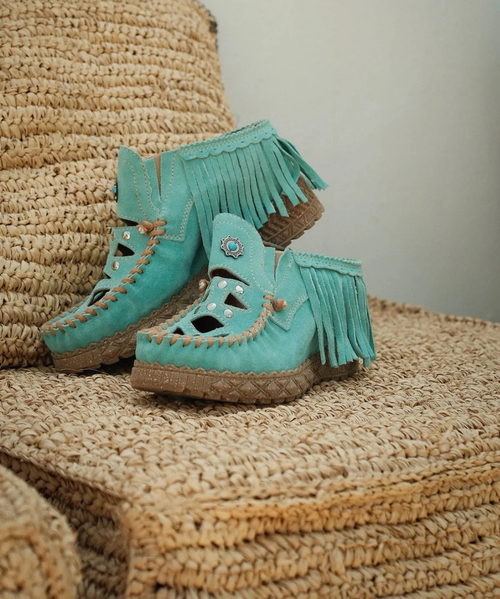 Note - Custom Order sizes due to arrive 60-90 days from order date. 

Bella is the new moccasin shoe from El Vaquero, combining everyday comfort and authentic artisanal style. Featuring cutouts on the upper, fringed backing, and hand-stitched seams, it offers a soft footbed and a rubber sole for a sophisticated, boho look. Crafted from this suede calfskin with a vintage finish, enhanced by the renowned Silverstone wash. Each hide is unique, with intense hues and a worn-in look that tells a story.

PRODUCT DETAILS

Moccasin Sneaker
Vintage Treatment
100% Calf Suede
100% nickel-free metal details
Leather details
Rubber sole
Made in Italy