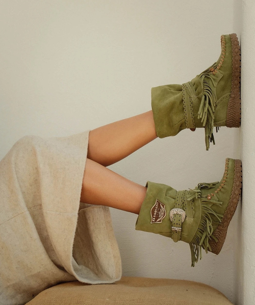 Internal wedge 7 cm
Vintage Treatment
100% Calf Suede
Handcrafted stitching
100% nickel-free metal details
Rubber sole
Made in Italy