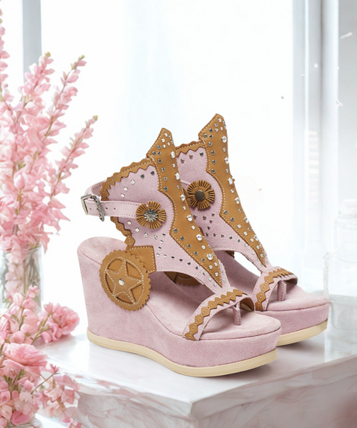 3 3/4"
wedge Studs and Swarovski
Gold details
Rubber sole
Composition: 100% Suede
Made in Italy