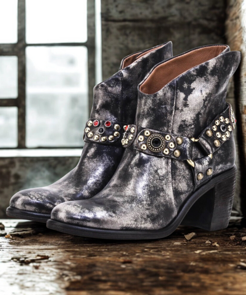 Inspired by the raw energy of post-punk, the Rithm family blends rebellious edge with soft, feminine lines. Bold decorative elements — zippers, studs, hardware — contrast elegantly against fluid silhouettes, capturing a look that is artistic, unconventional, and unapologetically expressive.
From statement shoes and biker boots to ankle boots in multiple heights, each design embraces a distinctively feminine attitude infused with post-punk spirit.