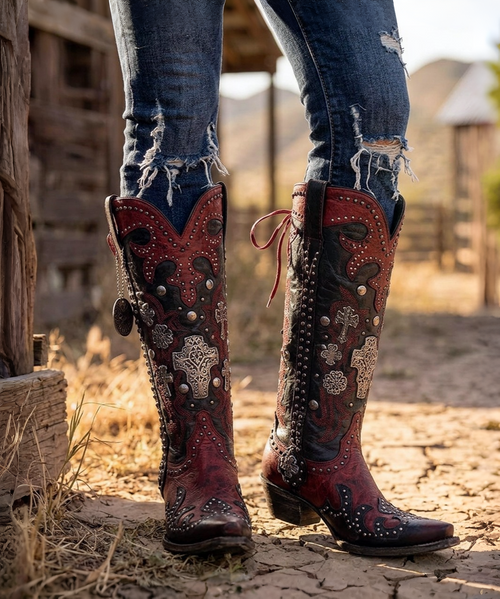 These boots are a bold, statement-making pair of western showstoppers that fuse classic cowboy craftsmanship with edgy, artistic detail ?✨
