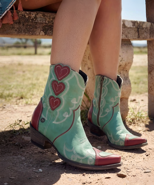 At Old Gringo, there is a passion for our product, for fashion and for always being one step ahead of the rest. We see beyond traditional style and work tirelessly to develop handcrafted pieces that combine classic western charm with contemporary edge. Each handmade piece is its own experience, with a unique personality that is sure to inspire and spark conversation among friends and strangers alike.

Model: L601-67

Color: Cobra/Camel

Toe: Sintino

Heel: Sintino

Shaft Height: 18"

Leather: Cobra