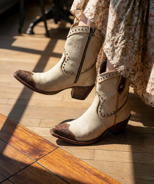 At Old Gringo, there is a passion for our product, for fashion and for always being one step ahead of the rest. We see beyond traditional style and work tirelessly to develop handcrafted pieces that combine classic western charm with contemporary edge. Each handmade piece is its own experience, with a unique personality that is sure to inspire and spark conversation among friends and strangers alike.

Model: L601-67

Color: Cobra/Camel

Toe: Sintino

Heel: Sintino

Shaft Height: 18"

Leather: Cobra