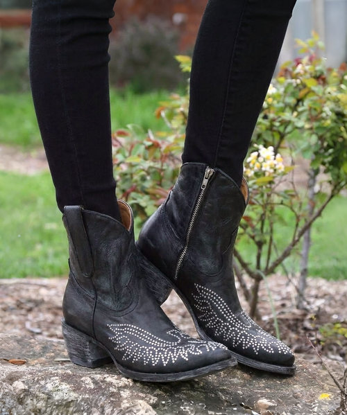 urn some heads in these beautiful Mayra Boots from Old Gringo! 
Constructed from a rich, silver metallic leather, this boot features embroidery in the classic Mayra pattern.