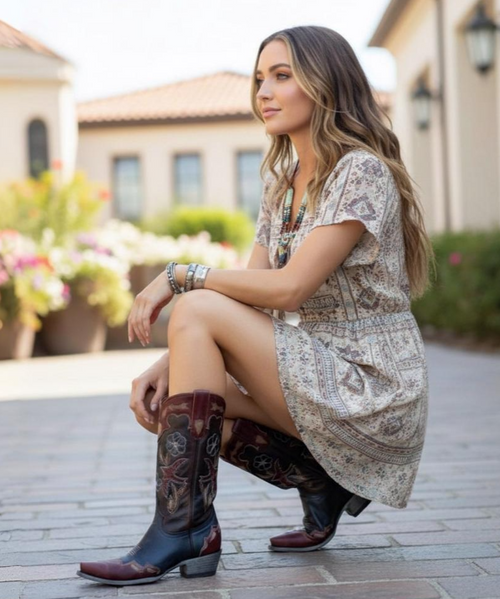 You're wearing a piece of fine art when you wear Old Gringo's Goldonrina Navy, Red, & Bone .  The leather upper features an intricate cut-out and overlay design that includes colorful leather insets and a contrast-color vamp and collar. 