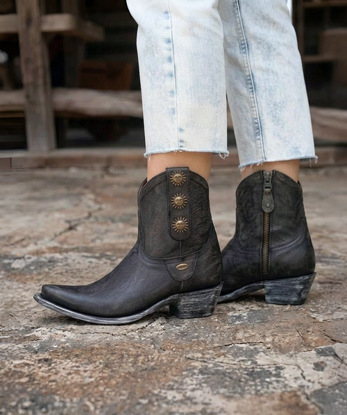 With her bohemian soul, Arya is designed to break the most artistic hearts. 
The vintage look of Arya is achieved thanks to our special treatment that allows you to create a unique style for every pair made. Available in this gorgeous Carbon Black leather that makes the boot suitable for any outfit.