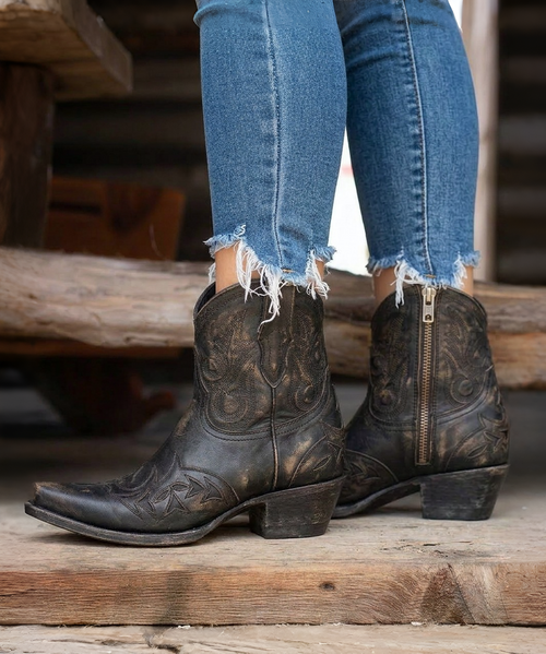 With her bohemian soul, Arya is designed to break the most artistic hearts. 
The vintage look of Arya is achieved thanks to our special treatment that allows you to create a unique style for every pair made. Available in this gorgeous Carbon Black leather that makes the boot suitable for any outfit.