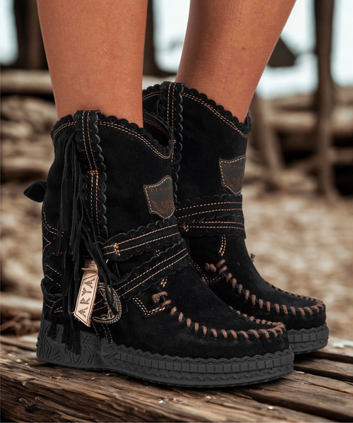 With her bohemian soul, Arya is designed to break the most artistic hearts. 
The vintage look of Arya is achieved thanks to our special treatment that allows you to create a unique style for every pair made. Available in this gorgeous Carbon Black leather that makes the boot suitable for any outfit.