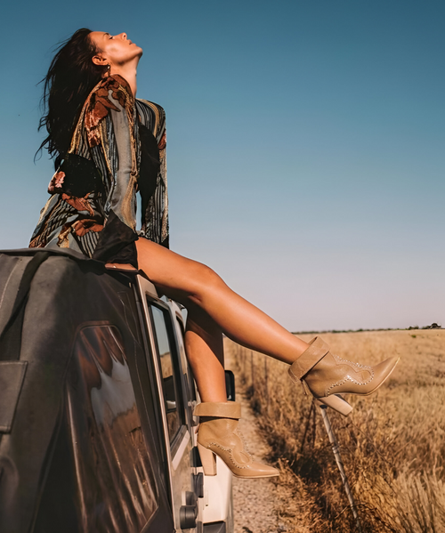 Tess Kalahari is our elegant Texan boot featuring the signature Kalahari leather and with its 2 3/4" high heel and signature colour this pointed-toe boot is perfect for the most elegant occasions. 

DETAILS

Handmade stitching
Hand-inserted details
Metal details 100% nickel-free
Leather details
Made in Italy