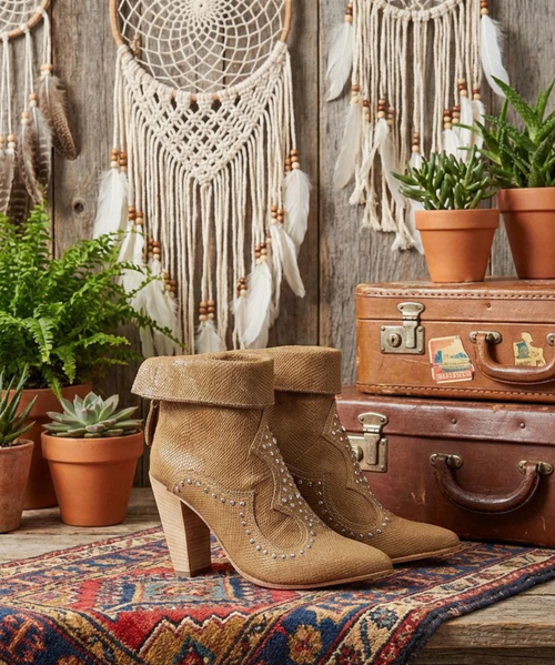 Tess Kalahari is our elegant Texan boot featuring the signature Kalahari leather and with its 2 3/4" high heel and signature colour this pointed-toe boot is perfect for the most elegant occasions. 

DETAILS

Handmade stitching
Hand-inserted details
Metal details 100% nickel-free
Leather details
Made in Italy