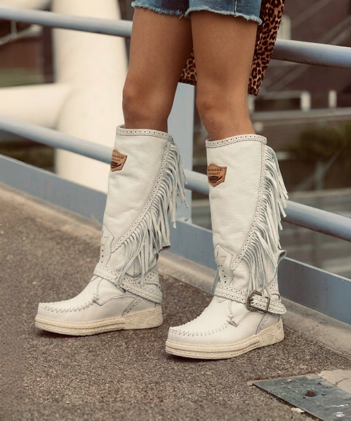 Jade a perfect creation of the moccasin boot suitable for any type of occasion.

Available in this beautiful Optical White lambskin leather with hand-placed details in lighter leather, which makes this boot bright.

Thanks to its internal wedge Jade is very comfortable, suitable for those who want to travel!


Internal Wedged moccasin
Leather logo tag
Stitching details
Unlined
Rubber sole
Made in Italy
Composition: 100% Calf