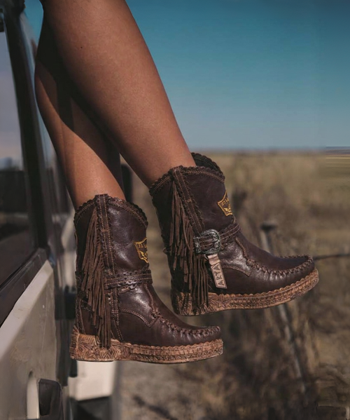 Known as the very emblem of the brand, the Arya boot has written a pivotal chapter in El Vaquero\'s history, becoming the undisputed protagonist of its tale of freedom and independence. Its distinctive features, such as handmade stitching, soft side fringes, and metallic details, make Arya an indispensable icon within the El Vaquero collection. Featuring this prime quality glossy calf leather that defines shapes and shadows with remarkable character. Scratches and brushes give the final touch to this incredible leather.

Details
Hidden wedge 7 cm
Glossy washed calf
Vintage Treatment
Handmade Stitching
Metal details 100% nickel-free
Leather details
Rubber sole
Made in Italy