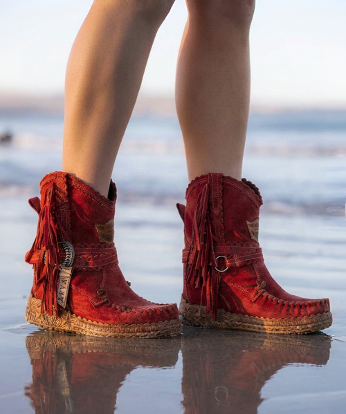 Known as the very emblem of the brand, the Arya boot has written a pivotal chapter in El Vaquero\'s history, becoming the undisputed protagonist of its tale of freedom and independence. Its distinctive features, such as handmade stitching, soft side fringes, and metallic details, make Arya an indispensable icon within the El Vaquero collection. Featuring a wonderful premium goat leather with matching details that perfectly embodies the essence and style of El Vaquero. A waxy hand-brushed material that recalls the classic American cowboy boots leather.

Details
Hidden wedge 7 cm
Washed vegetal goatskin
Vintage Treatment
Handmade Stitching
Metal details 100% nickel-free
Leather details
Rubber sole
Made in Italy
